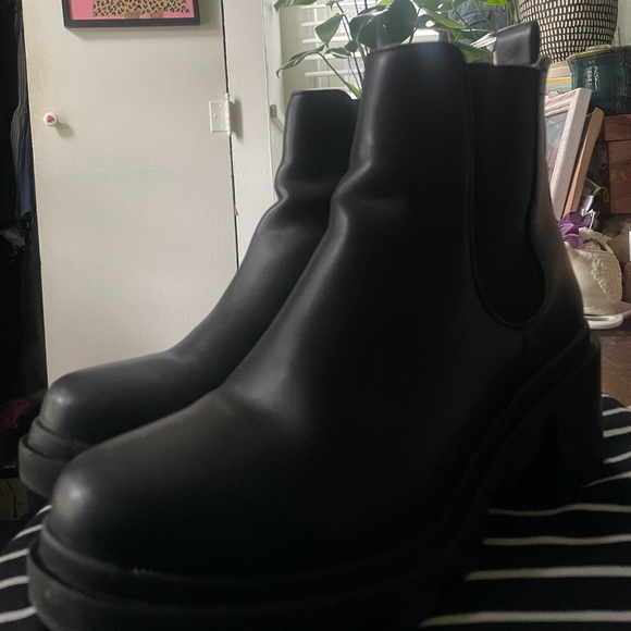 Steve Madden Chelsea Boots🐈‍⬛☕️ - Picture 4 of 5